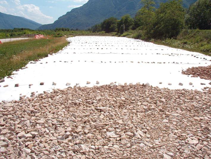 Geotextil no tejido para separar arena y grava de los cimientos de la subrasante de una carretera