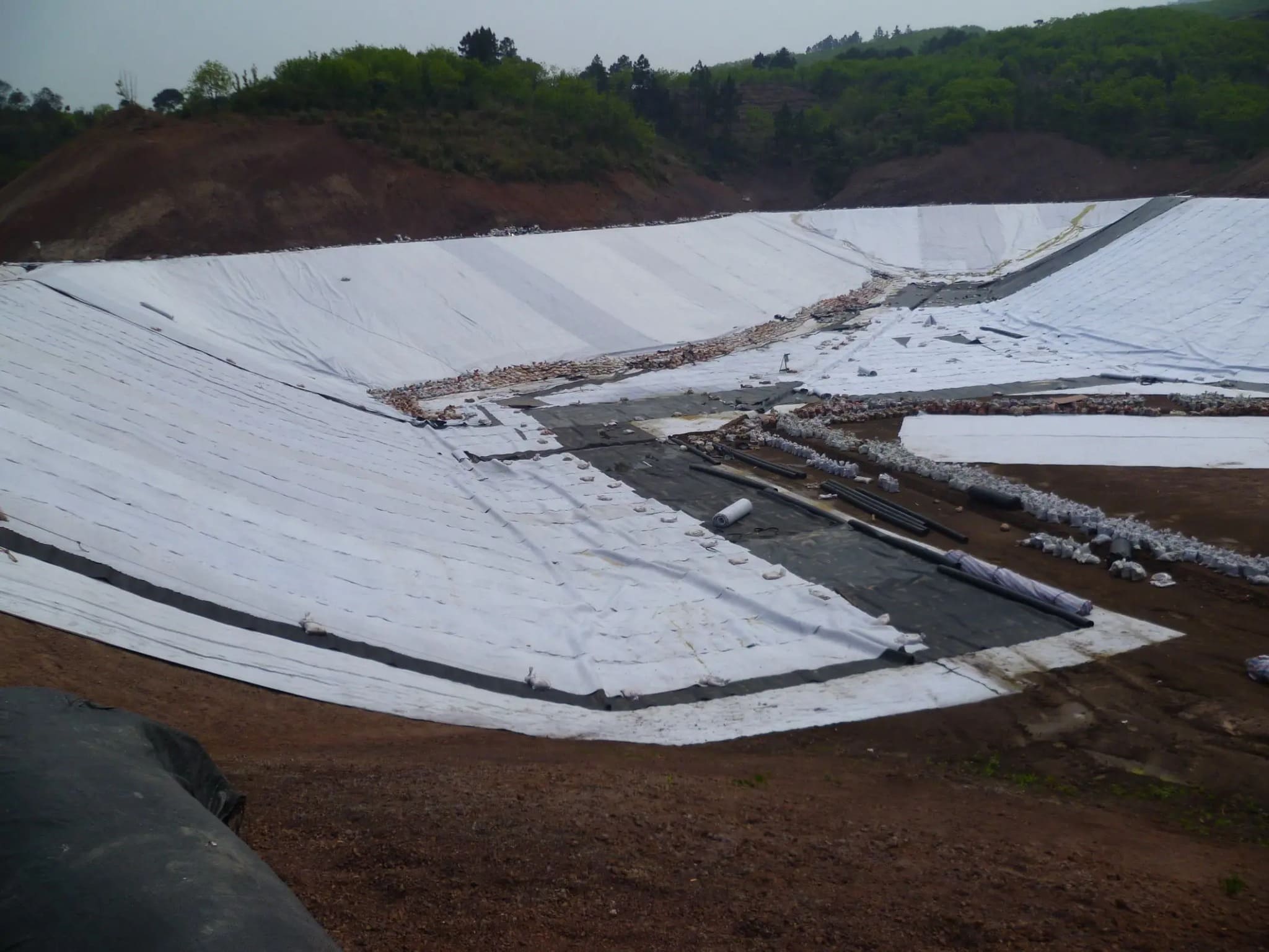 Geotextil no tejido punzonado con fibra de poliéster para refuerzo de cimientos y filamentos protectores