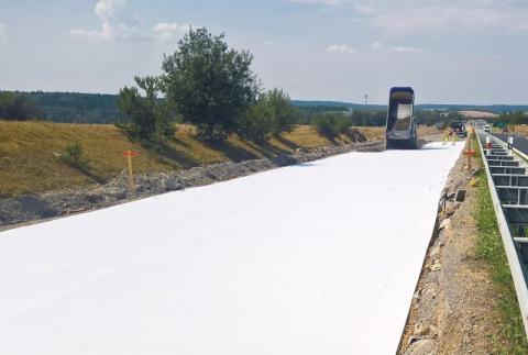 Cas de projet de fondation de stabilisation géotextile non tissé pour la construction d'autoroutes