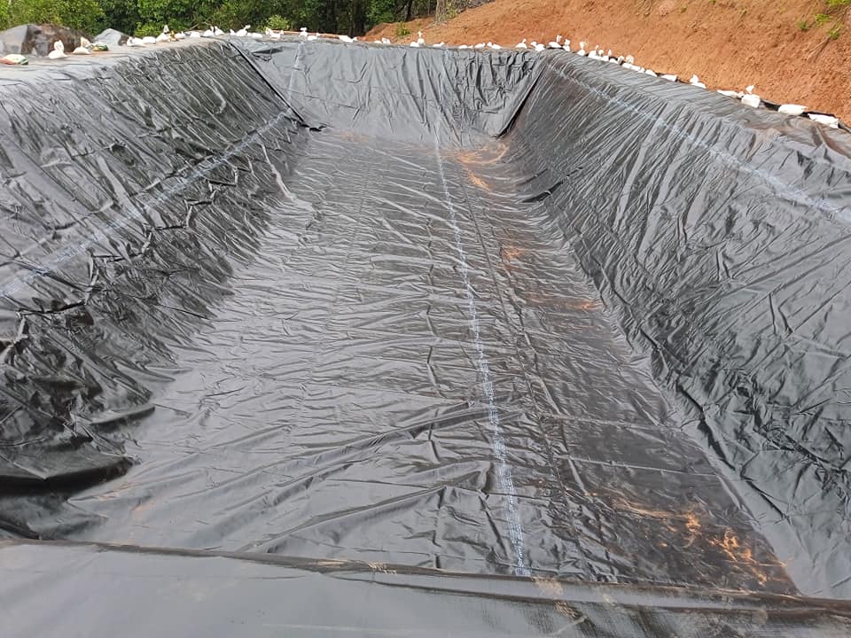 Прочная непроницаемая геомембрана HDPE.